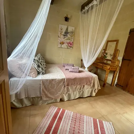 L-ghorfa Taz-zebbuga Oda ve Kahvaltı Kerċem
