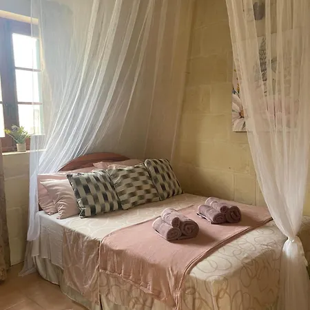 L-ghorfa Taz-zebbuga Oda ve Kahvaltı Kerċem